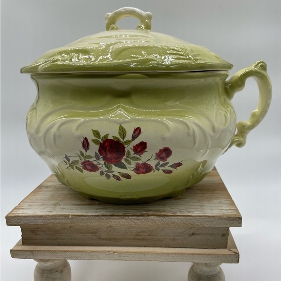 Hobbyist Other - Hobbyist Vintage 1976 Green Floral Chamber Pot with Lid